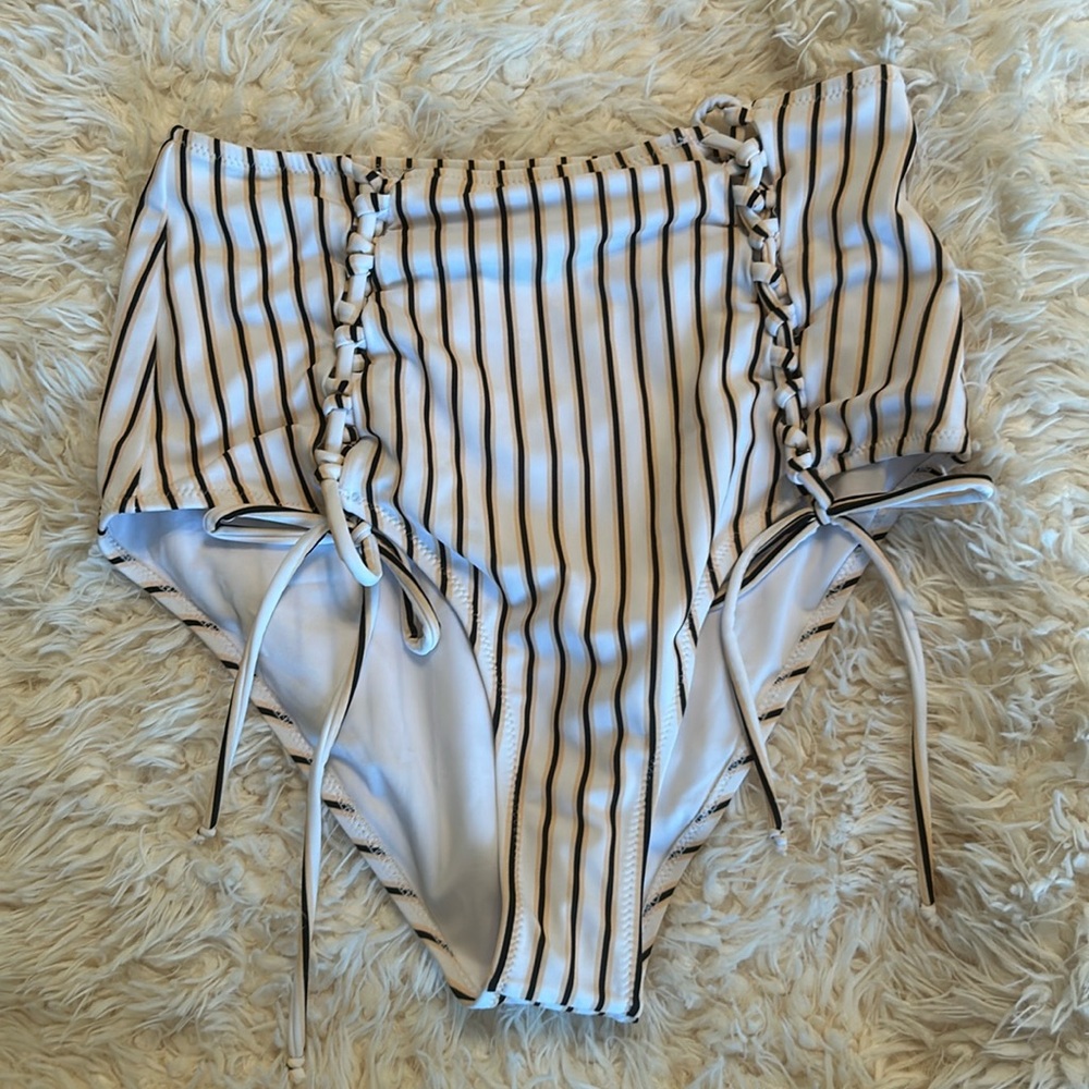 Bikini bottoms high waisted